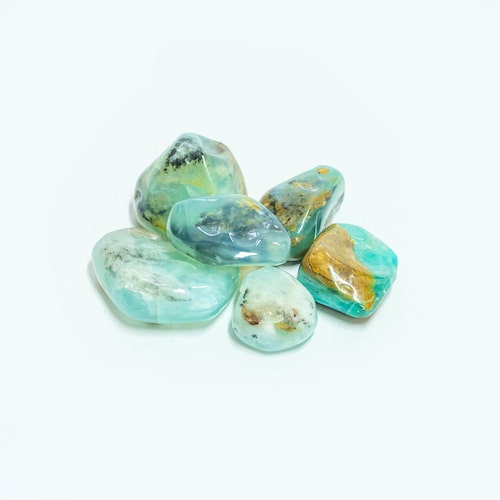 Tromlovaný modrý opál z Peru