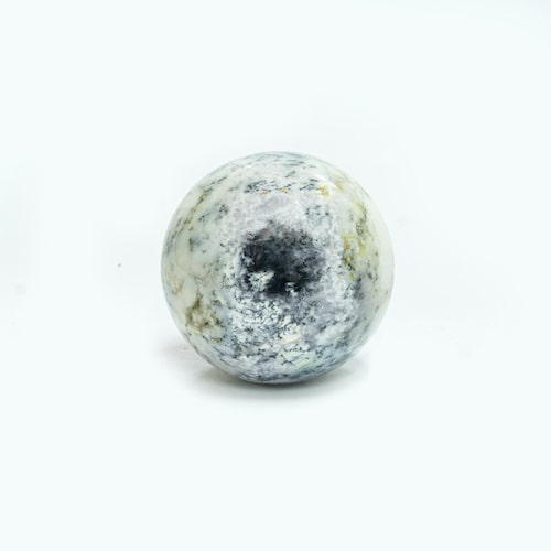Koule z opálu s dendrity